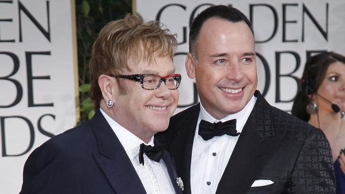 Elton John se svým partnerem Davidem Furnishem.