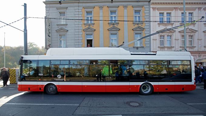 DPP hledá dodavatele 90 12metrových bateriových trolejbusů a 90 18metrových bateriových trolejbusů. Snímek testování elektrobusu s dynamickým dobíjením je ilustrační.