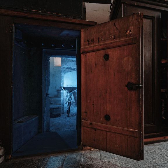 Skříň v sakristii kostela sv. Janů, která uvnitř ukrývá dveře do bývalé kostelní pokladnice.