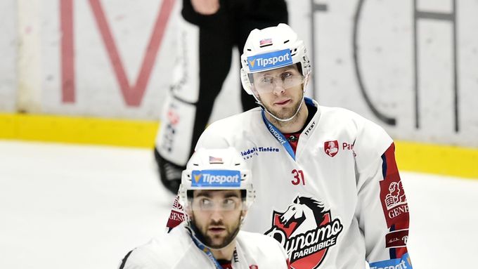 Pardubice prohrály osm zápasů v řadě a z tváří hokejistů se dají vyčíst zklamání a rozčarování.
