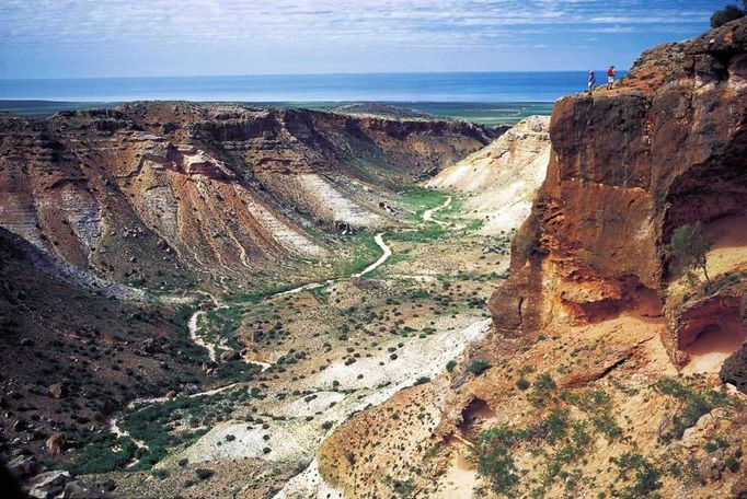 PŘÍRODNÍ PAMÁTKA : pobřeží Ningaloo, Austrálie Najdete tu nejdelší přímořské útesy na světě. Oblast je protkaná sítí podmořských jeskyní.