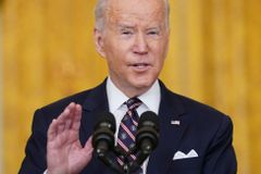 Putin spojuje USA. Pokud Biden správně zareaguje, šéf Kremlu se s invazí přepočítal