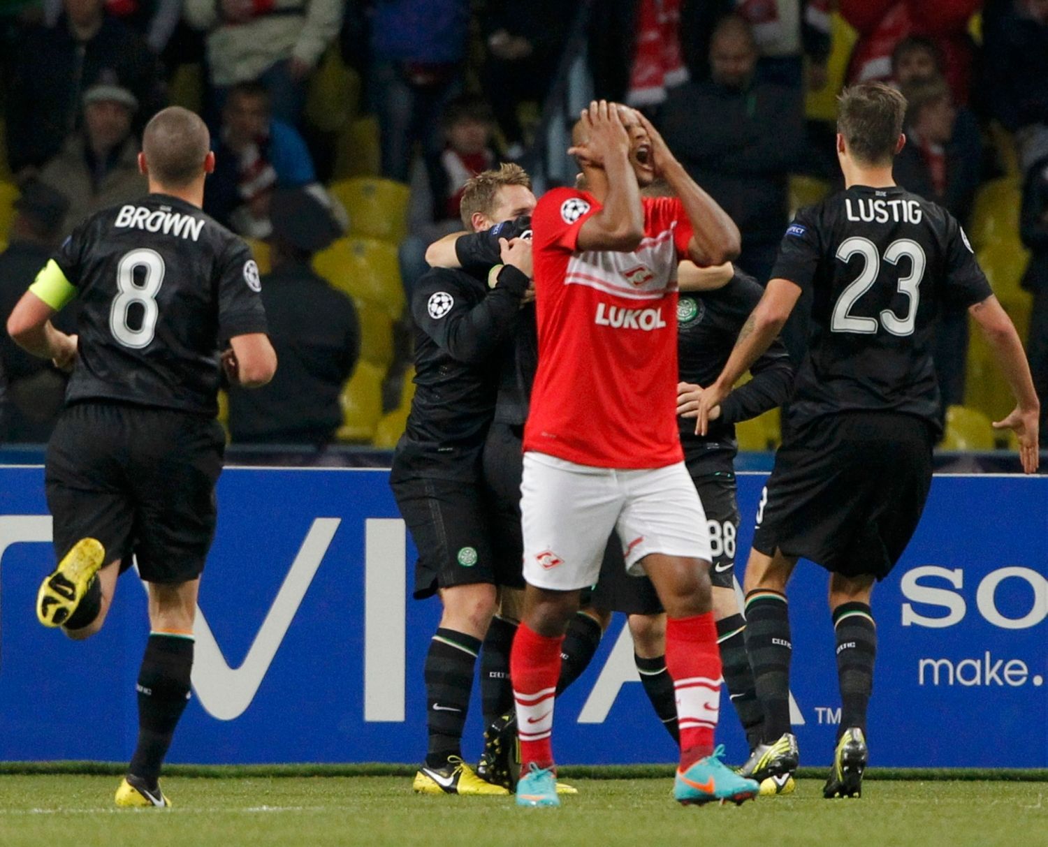 Fotbalista Spartaku Moskva Ari lituje inkasovaného gólu v utkání Ligy mistrů 2012/13 se Celticem Glasgow.