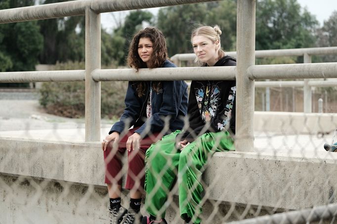 Zendaya jako Rue a Hunter Schafer coby Jules.