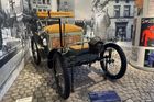 Výroba zde započala už v roce 1898 a auta se tu vyráběla bez přerušení. Ovlivnilo ji ale mnoho událostí, ať už obě světové války, tak komunistické zřízení a pak revoluce. Na fotce voiturette Wartburg Modell 1, licencovaný typ francouzského Decauville.