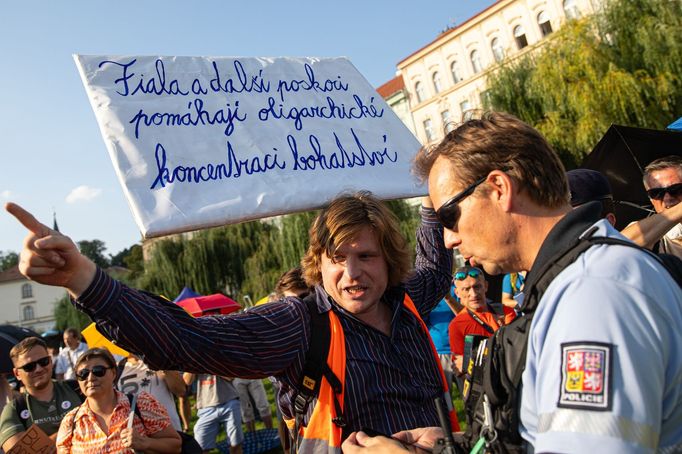 Demonstrace Milion chvilek pro demokracii proti ministru spravedlnosti Pavlu Blažkovi.