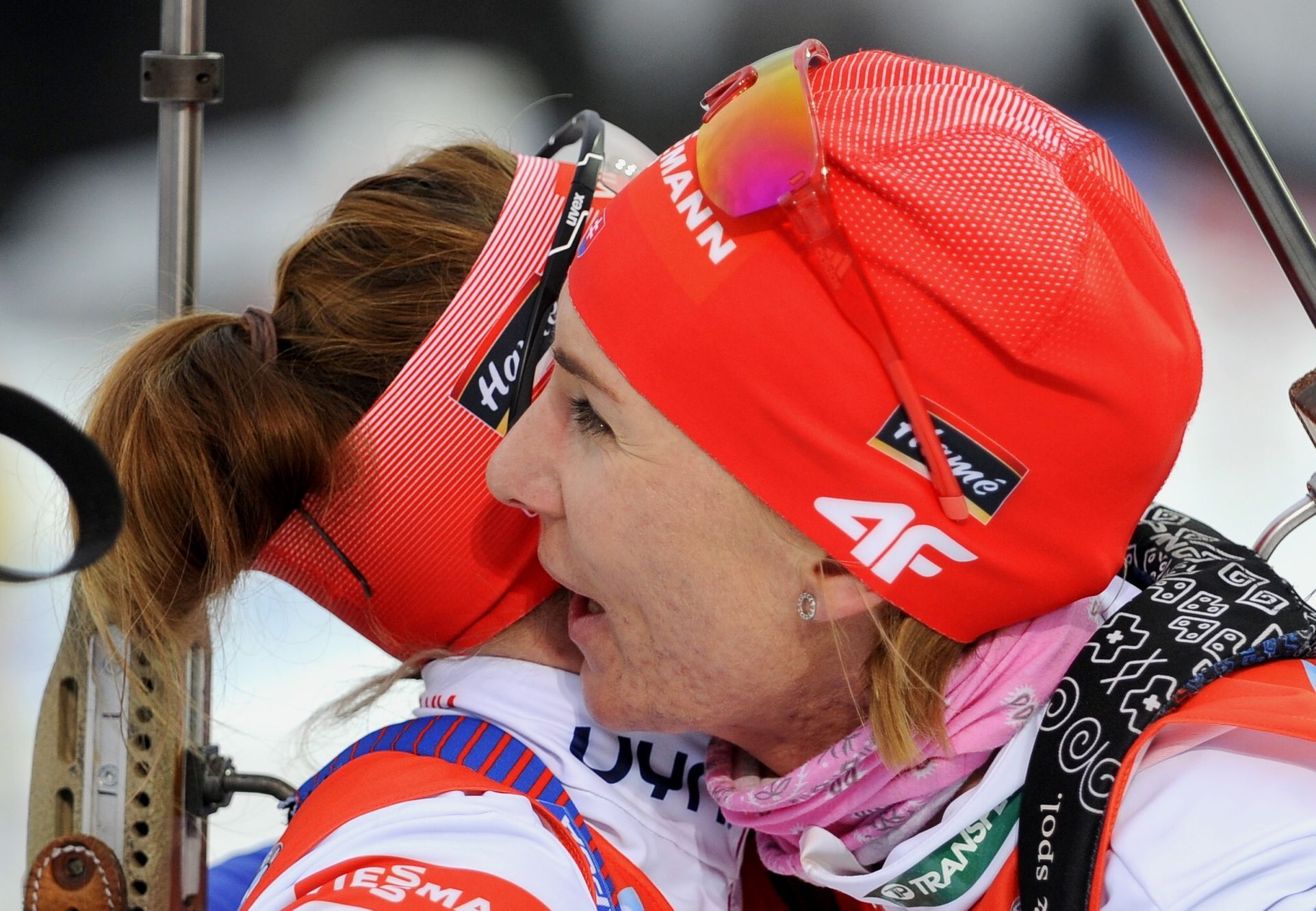 Anastasia Kuzminová a Paulína Fialková se radují po závodě s hromadným startem na SP v Novém Městě na Moravě 2018.