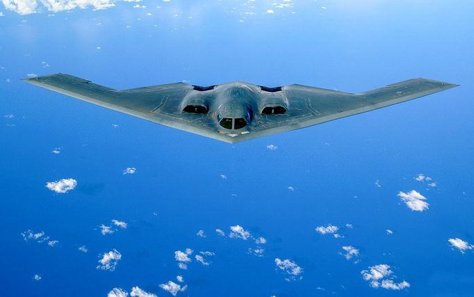 Bombardovací letoun B-2 Spirit amerického letectva za letu po doplnění paliva 30. května 2006 nad Tichým oceánem. Rok 2006