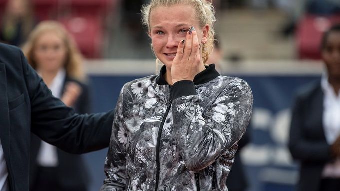 Kateřina Siniaková pláče po zisku titulu ve švédském Bastadu.