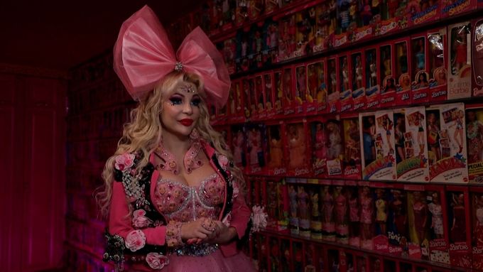 V ruských kinech promítají pirátské verze snímku, tamní celebrity se předvádějí v růžových outfitech.