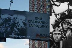 "Bojovali za vlast." Ale za jakou? Rusko trápí zpackané plakáty, místo Sovětů na nich pózují nacisté