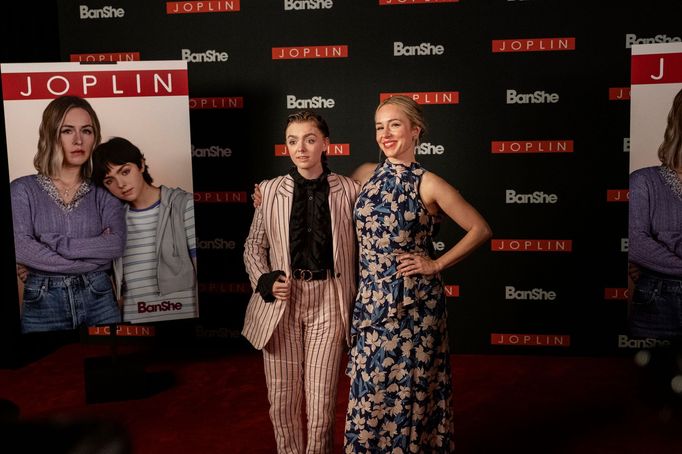 Elsie Fisherová jako Katie a Sarah Goldbergová v roli Sally.