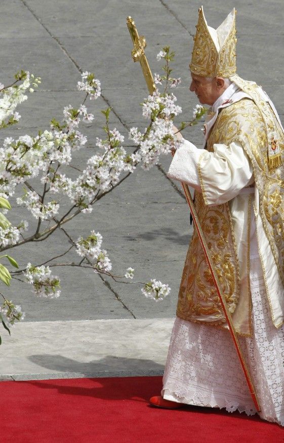 Benedikt XVI. sloužil zaplněnému Svatopetrskému náměstí v Římě poutníků z celého světa