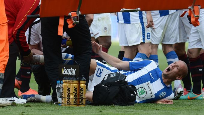Fotbal na Spartě se ve středu proměnil v horor. Boleslavský obránce Radek Dosoudil utrpěl po zákeřném šlapáku Kweukeho zlomeninu  holenní kosti.