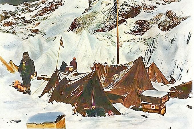Expedice během výstupu na Everest na jaře roku 1953. Záběr z  dokumentárního filmu "Dobytí Everestu", který v roce 1953 uvedl do kin horolezec a režisér George Lowe.