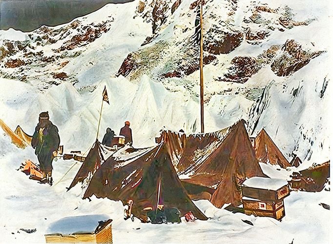 Expedice během výstupu na Everest na jaře roku 1953. Záběr z  dokumentárního filmu "Dobytí Everestu", který v roce 1953 uvedl do kin horolezec a režisér George Lowe.