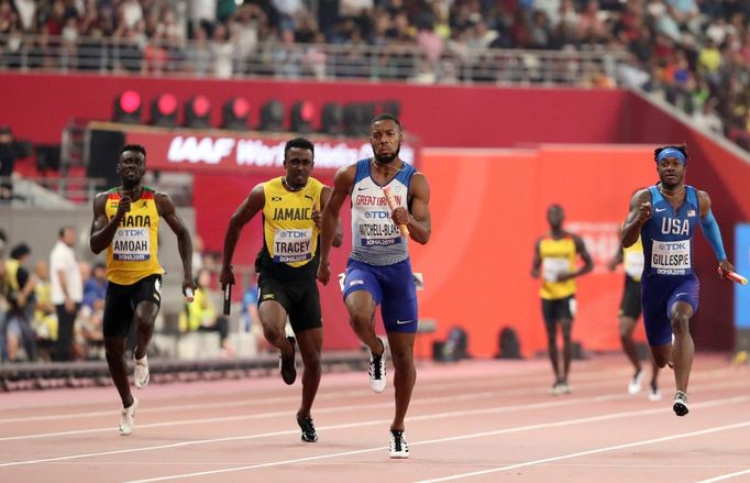 MS v atletice 2019, rozběh štafet 4x100 metrů: Nethaneel Mitchell-Blake z Velké Británie, za ním Jamajčan Tyquendo Tracey a Američan Cravon Gillespie.