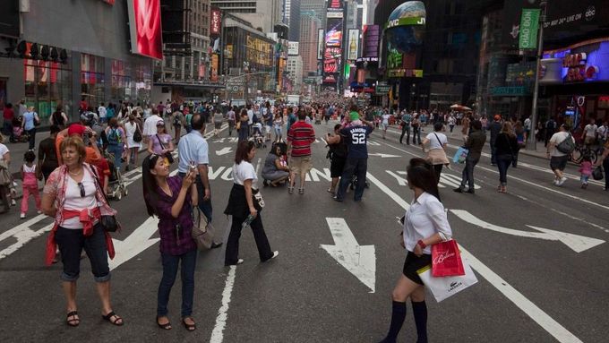 Lidé si užívají volného pohybu po Times Square