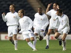 Miroslav Matušovič se raduje se svými spoluhráči z gólu proti Hearts.