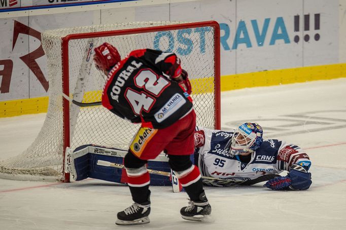 13. kolo hokejové Tipsport extraligy, Vítkovice - Hradec Králové: Petr Koukal neproměňuje nájezd proti Miroslavu Svobodovi.