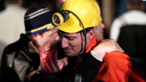 Šťastné shledání. Jeden z přeživších exploze v tureckém uhelném dole v objetí příbuzné.