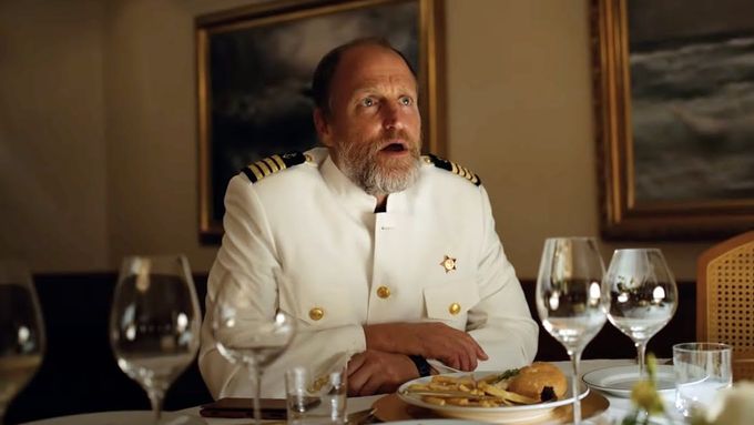 Ukázka z filmu Trojúhelník smutku, kde Woody Harrelson hraje marxistického kapitána.