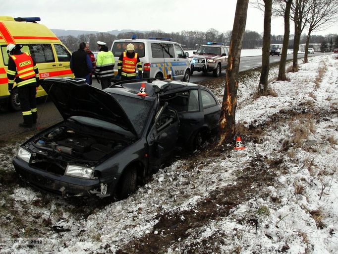 K nehodě došlo v úterý i u Zvole na Šumpersku. Po kolizi v autě zůstala zaklíněna zraněná osoba. Hasiči ji bez nutnosti použití hydraulického vyprošťovacího zařízení dostali ven z vraku vozidla a předali ji do péče lékařů.