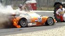 K hořícímu Spykeru C8 Spyder Jaroslava Janiše v závodě šampionátu Le Mans Series na Nürburgringu ihned přispěchali pořadatelé.