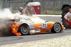 FOTO: Janišův Spyker v plamenech