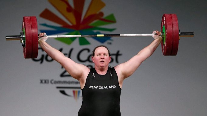 Transgender sportovkyně Laurel Hubbardová se dostala do novozélandského olympijského týmu vzpěraček.