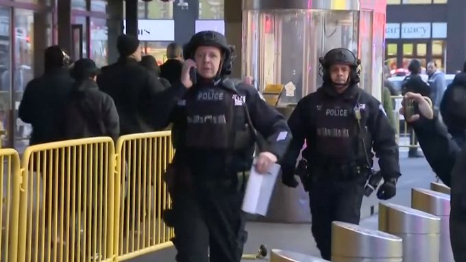 Výbuch na autobusovém nádraží na Manhattanu měl zranit několik lidí včetně atentátníka. Nikdo není ohrožený na životě.