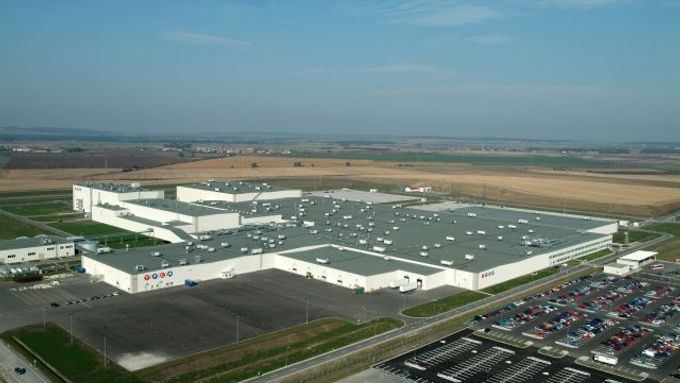 Továrna u Kolína zvyšuje výrobu navzdory krizi.