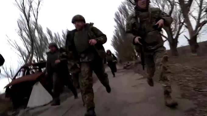 Ukrajinští vojáci, novináři a úřednící prchají před ostřelováním