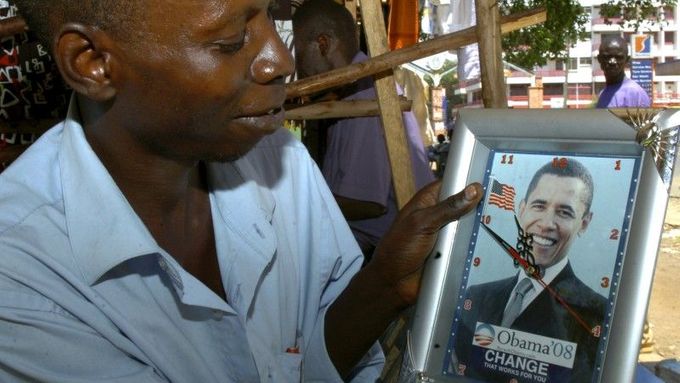 Portréty Obamy jsou všude. Třeba na těchto hodinách, které nabízí prodavač ve městě Kisumu.