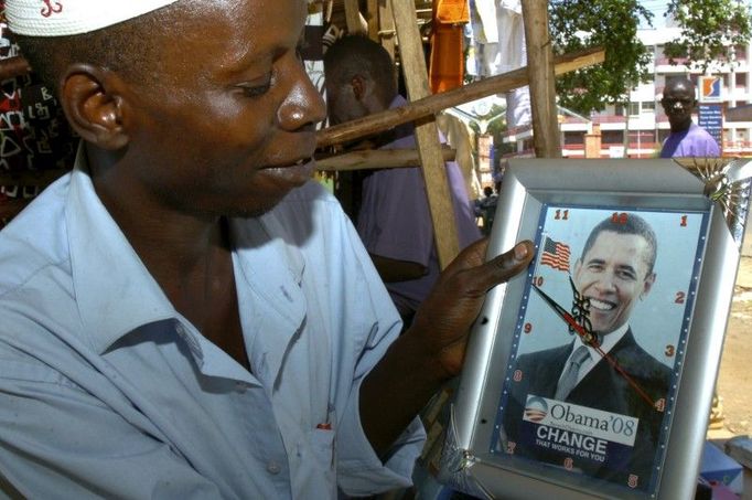 Portréty Obamy jsou všude. Třeba na těchto hodinách, které nabízí prodavač ve městě Kisumu.