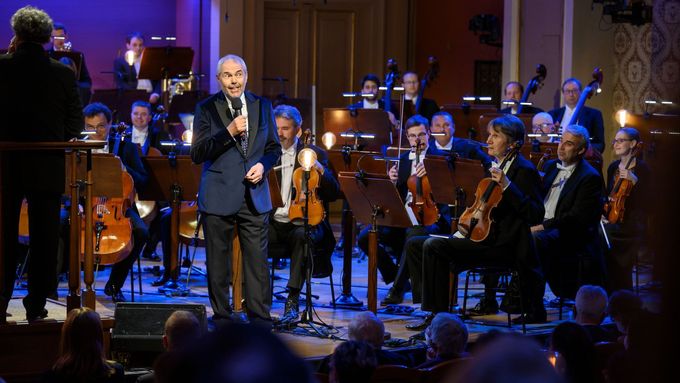 Česká filharmonie zahrála pro 350 lidí, Eben přirovnal zemřelé k válečným hrdinům
