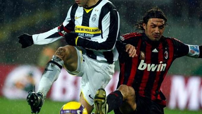 Souboj dvou legend. Del Piero z Juventusu bojuje o míč s Paolem Maldinim