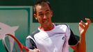 Český tenista Lukáš Rosol odráží míček v utkání s Argentincem Juanem Monacem během 2. kola French Open 2012.