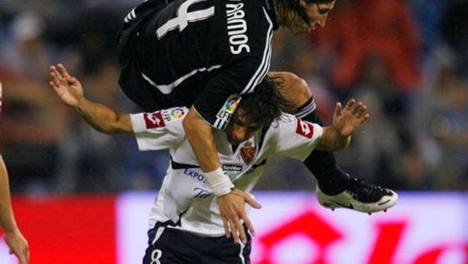 Sergio Ramos z Realu Madrid (v černém) přistál na hlavě Pablo Aimara z Realu Zaragoza.