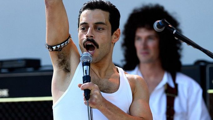 Bohemian Rhapsody je velmi konvenční film o britské skupině Queen a zpěvákovi Freddiem Mercurym, tvrdí kritik Kamil Fila.