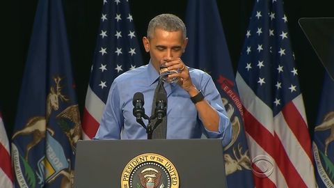 Temný Obamův okamžik. Eskapáda s "otrávenou" vodou ukázala jeho hlavní slabinu
