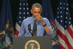 Temný Obamův okamžik. Eskapáda s "otrávenou" vodou ukázala jeho hlavní slabinu