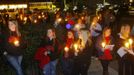 Over a hundred people gathered at City Hall for a candlelight vigil in Midland City, Alabama, January 31, 2013. The vigil honored the memory of bus driver Charles Poland, and showed support for the release of a five-year-old boy held hostage in a bunker by Poland's alleged killer. REUTERS/Phil Sears (UNITED STATES - Tags: CRIME LAW) Published: Úno. 1, 2013, 2:28 dop.