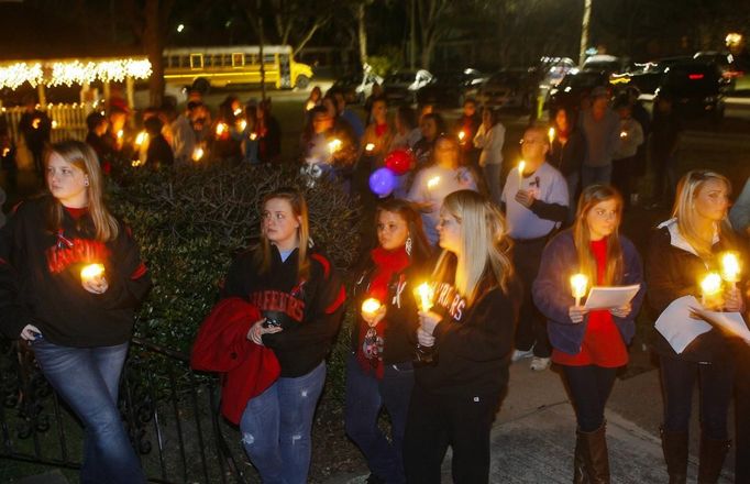 Over a hundred people gathered at City Hall for a candlelight vigil in Midland City, Alabama, January 31, 2013. The vigil honored the memory of bus driver Charles Poland, and showed support for the release of a five-year-old boy held hostage in a bunker by Poland's alleged killer. REUTERS/Phil Sears (UNITED STATES - Tags: CRIME LAW) Published: Úno. 1, 2013, 2:28 dop.