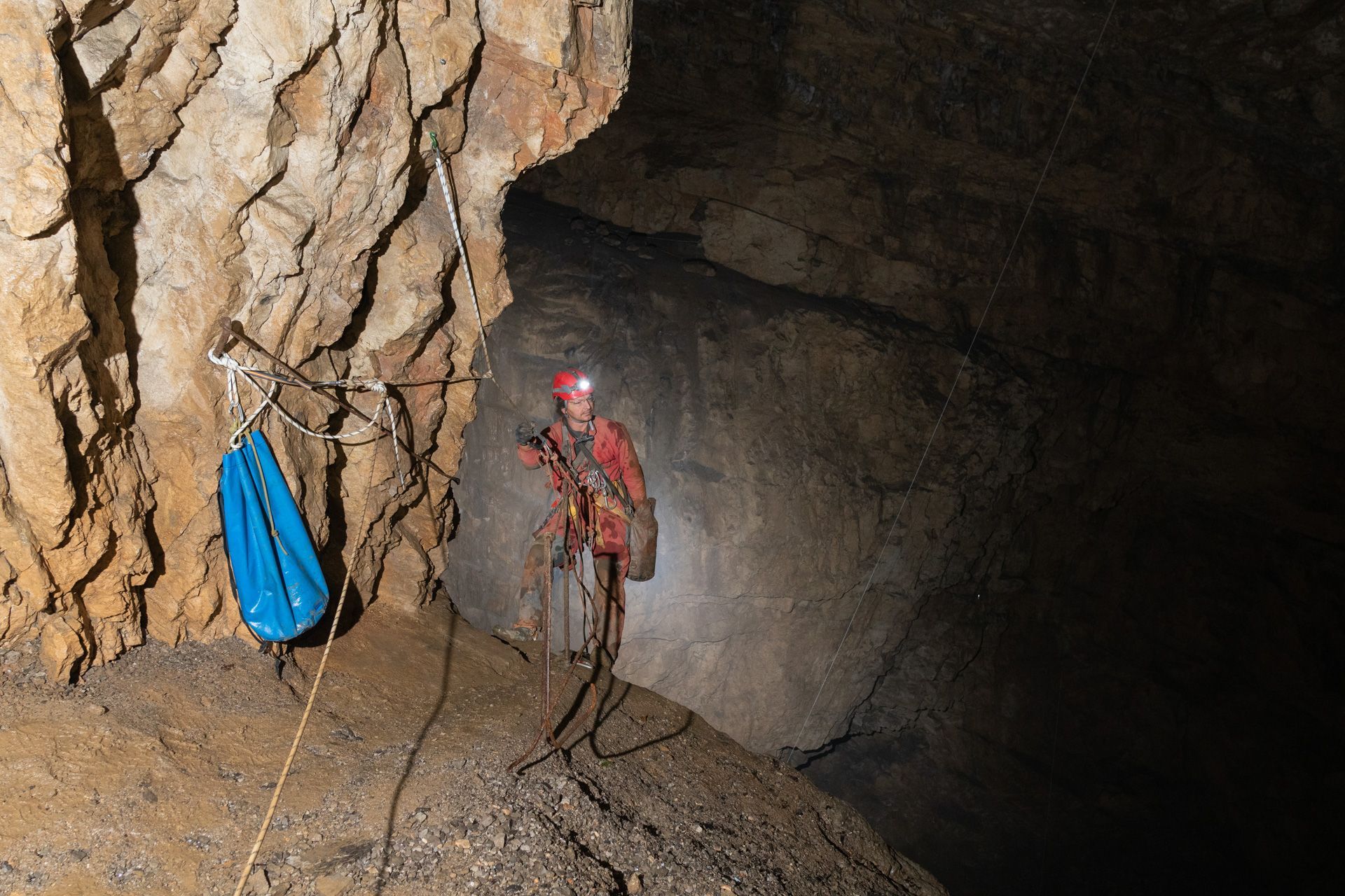 Petr Šimon Janíček: čeští speleologové zkoumají slovinskou jeskyni Kačna jama