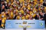 Šťastní Švédové slaví s pohárem pro mistry světa, který na domácím ledě získali vůbec poprvé v historii.