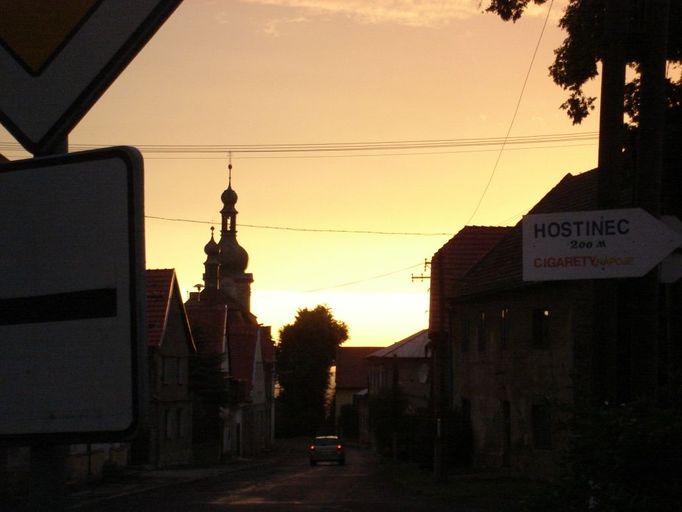 "Co dodat k této fotce - zapadající slunce za vesničkou se jménem Chcebuz(v této obci se i točil film Lidice)."