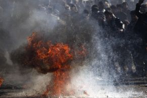 Afghánci protestují proti pálení koránu na základně USA