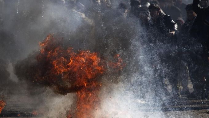 Afghánci protestují proti pálení koránu na základně USA