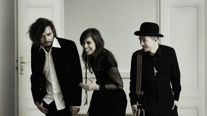 Longital a přátelé hrají skladbu Zámok v porceláně od skupiny Kolowrat. Originál vyšel na albu Pobiť sa / Utiecť v roce 2013.